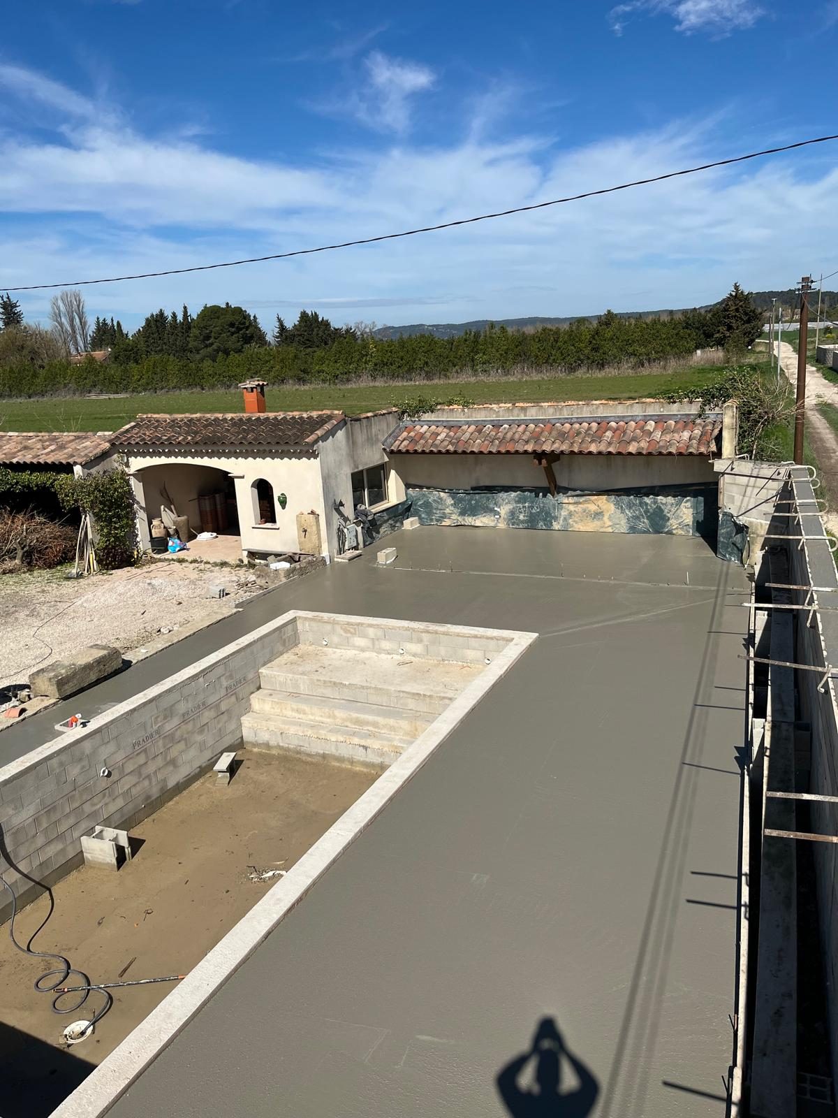 Chantier de la piscine, bassin coulé