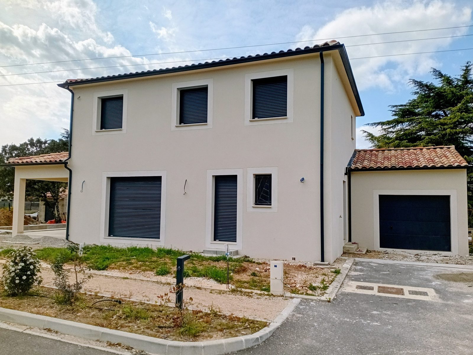 Villa livrée, façade sur rue et garage